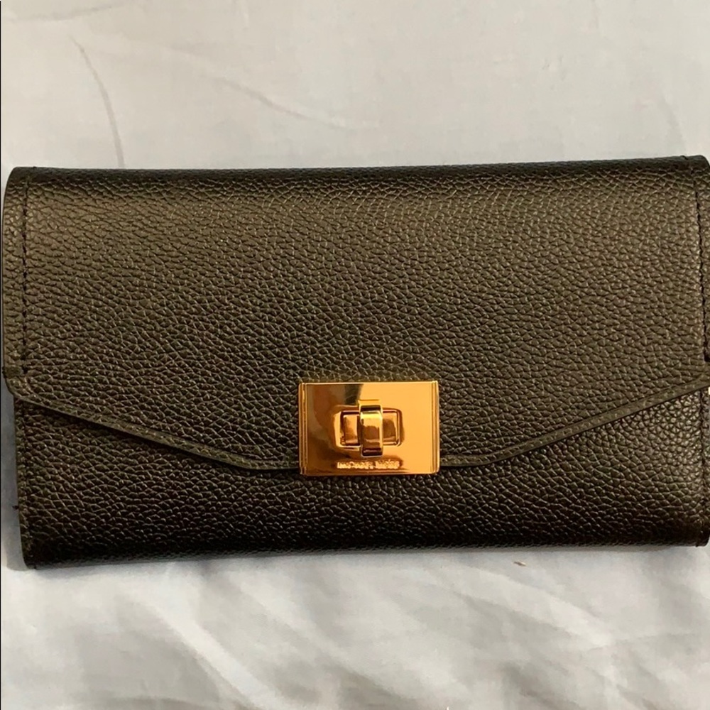 NWT Michael Kors Cassie Wallet in Black.